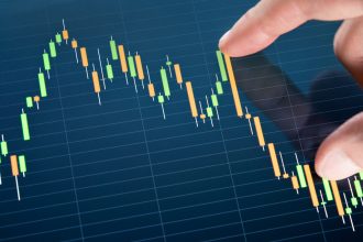 nvidia-lidera-avances-mientras-wall-street-duda-tras-powell