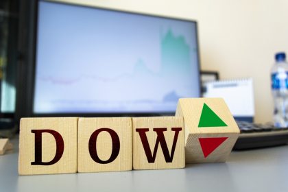 wall-street-corrige-tras-su-fuerte-rally